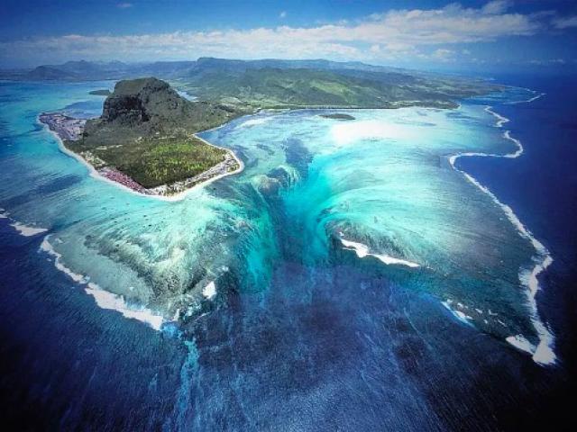 Ảo ảnh trên không về ”thác nước dưới mặt biển” ở Đảo Mauritius