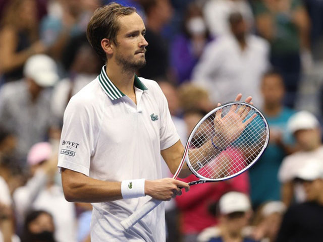Siêu phẩm US Open: Medvedev thần tốc cứu bóng, đối thủ chôn chân đứng nhìn