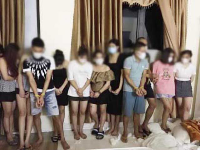 9 cô gái ”mở tiệc” thác loạn tập thể cùng nhóm bạn trai trong nhà nghỉ
