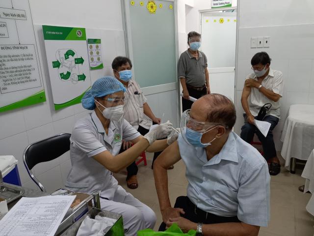 Hà Nội tiếp tục đạt mức kỷ lục mới về số lượng mũi tiêm vắc-xin COVID-19 trong ngày