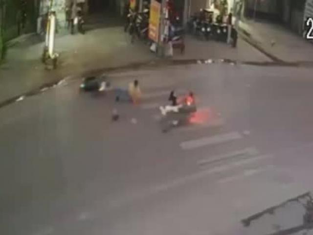 Clip: Cô gái đi xe máy ngã nằm sấp xuống đường sau tai nạn kinh hoàng