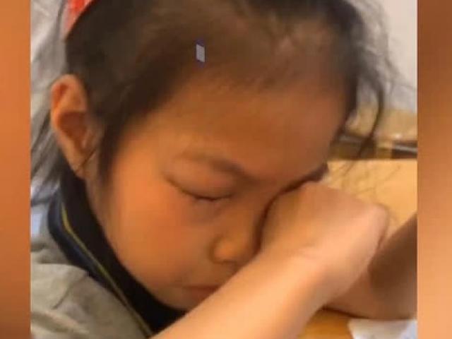 Bé gái dị ứng với bài tập toán: Cứ ngồi vào bàn là mắt sưng húp, ngứa ngáy phát khóc
