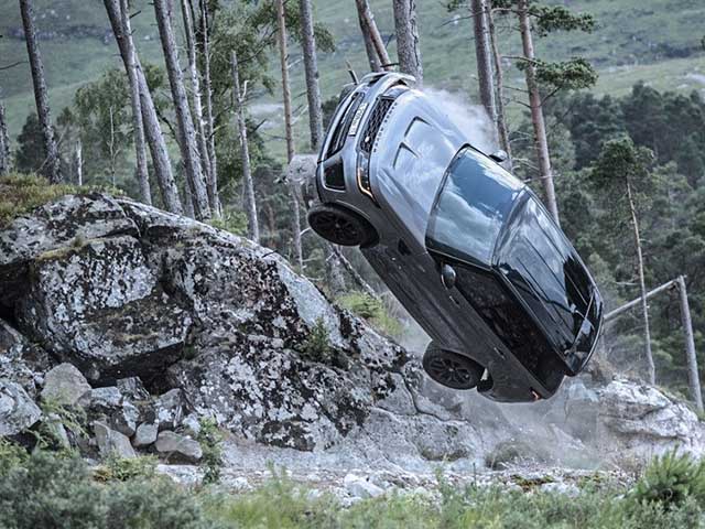 Range Rover Sport SVR bị phá nát không thương tiếc trong cảnh quay phim 007