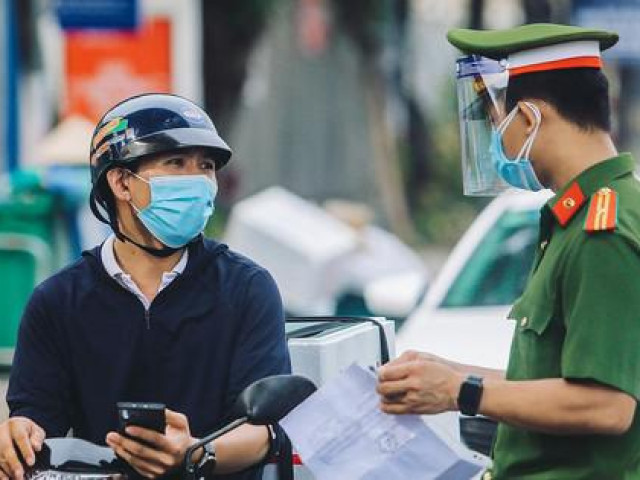 Hà Nội: 19 quận, huyện 'bình thường mới' không kiểm soát giấy đi đường