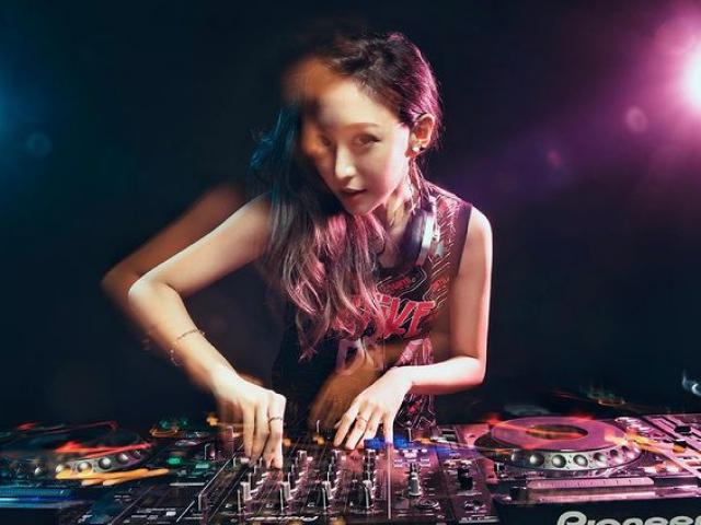Nữ DJ tham gia game show gây ”nghẽn sóng” vì quá nóng bỏng