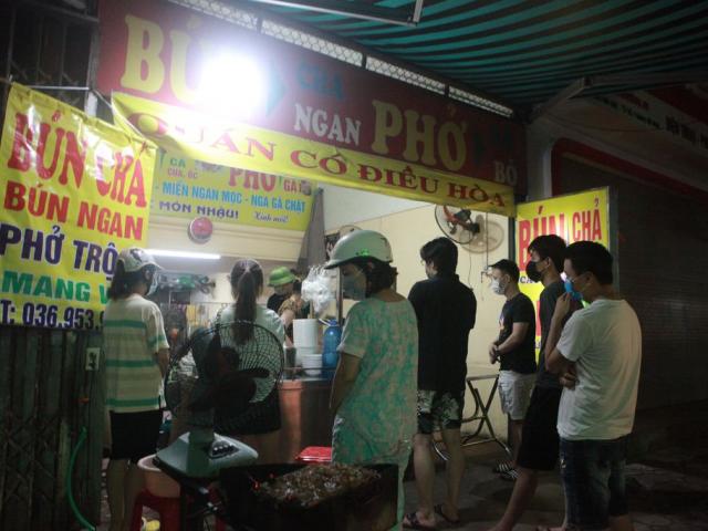 Người Hà Nội xếp hàng chờ mua phở, bún, đồ uống… trong đêm