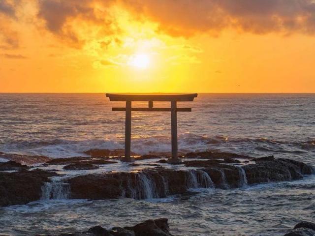 Những cổng trời bí ẩn nổi trên mặt nước ở Nhật Bản