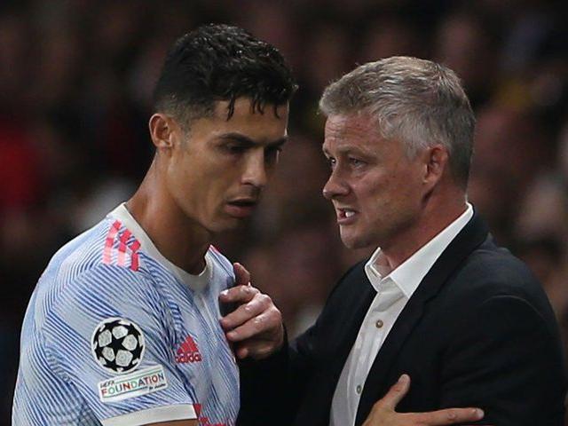 Ronaldo bị Ferdinand chỉ trích, Solskjaer bất ngờ bênh CR7 vụ nghi ”lấn quyền”