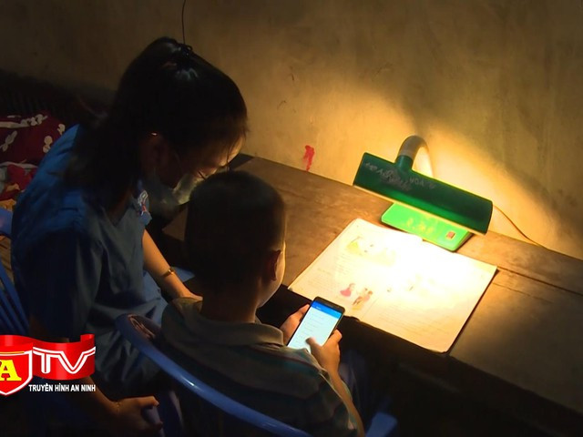 Đoàn thanh niên ”IT xanh” sát cánh cùng trẻ em học online
