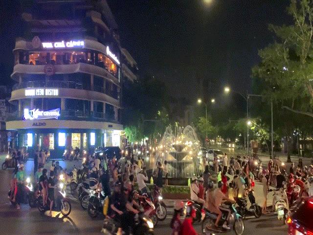 CLIP: Dòng người đi chơi trung thu gây ùn tắc tuyến phố trung tâm Hà Nội