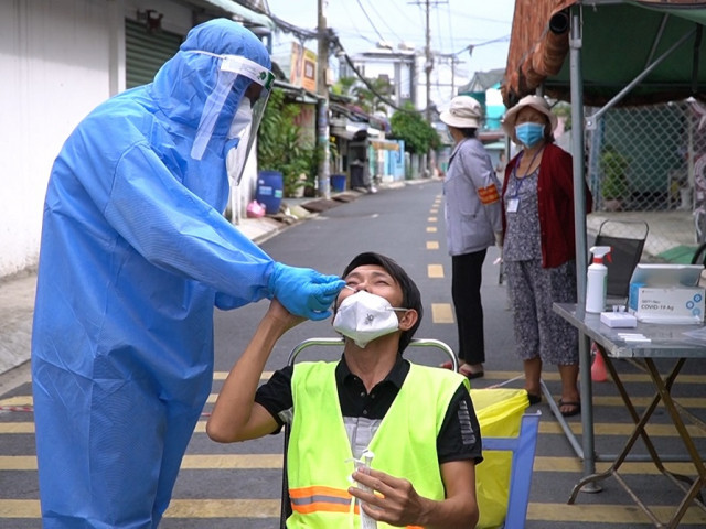 Video: Người dân Hóc Môn tự test nhanh COVID-19 tại chốt kiểm soát