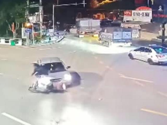 Clip: Lái xe máy gặp tai họa tông ô tô xi nhan ”lừa đảo”, cư dân mạng tranh cãi đúng sai