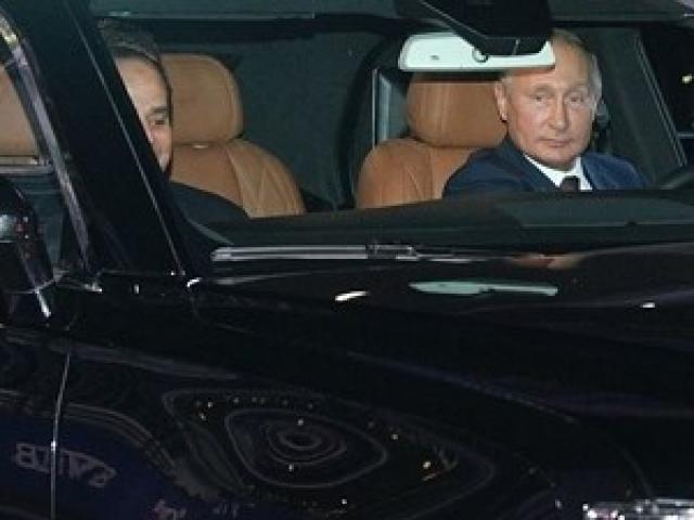 Ông Putin đích thân lái xe chở Tổng thống Ai Cập đi thăm thú đường đua F1