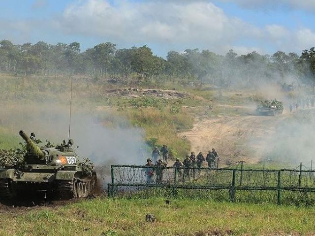 Xem lính bộ binh diễn tập tấn công địch ở địa hình rừng núi Đắk Lắk