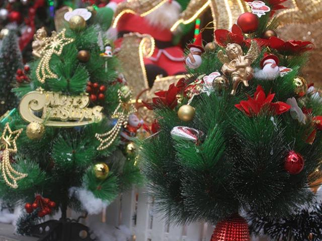 Người dân nhộn nhịp sắm Giáng sinh, chủ hàng ”hét giá” 40 triệu đồng/cây thông Noel giả