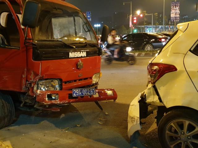 Hà Nội: Xe biển xanh gây tai nạn, 4 xe ôtô khác vạ lây