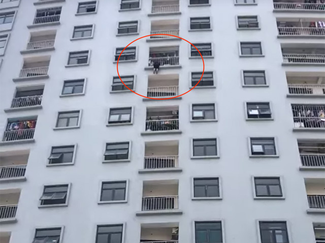 Hi hữu: Người phụ nữ bị mắc kẹt, treo lủng lẳng ở tầng cao của chung cư