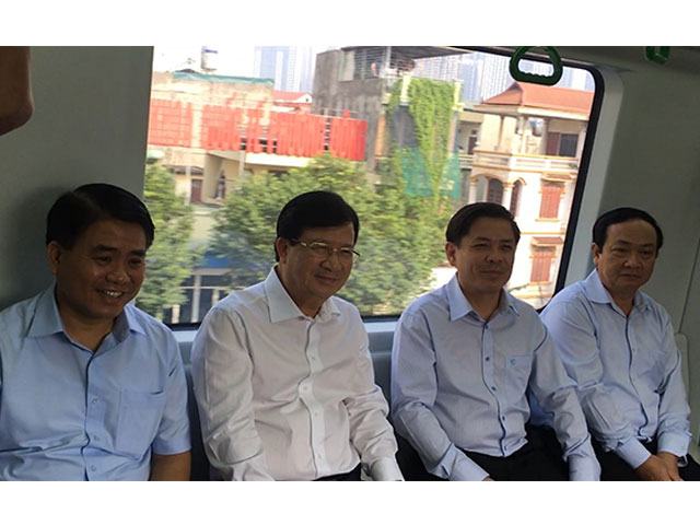 Clip: Phó Thủ tướng đi thử tàu điện đường sắt Cát Linh - Hà Đông