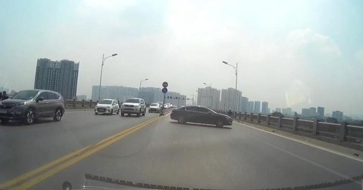 Clip: Có việc gấp, nữ tài xế quay đầu xe ôtô trên cầu Vĩnh Tuy gây tai nạn liên hoàn