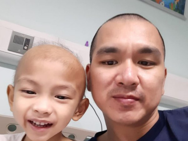 Nhật ký đẫm nước mắt của người bố cạo trọc đầu cùng con chiến đấu ung thư lạ