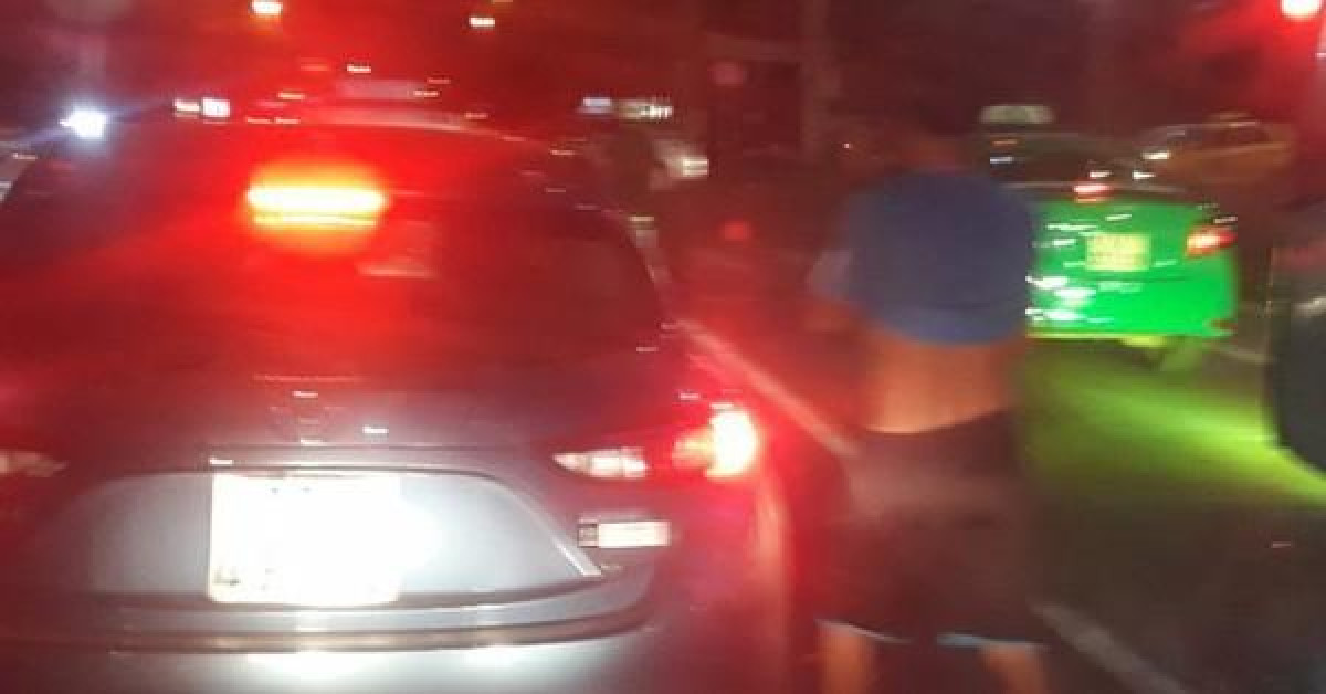 Nam thanh niên thản nhiên tiểu bậy giữa đường khi xe ô tô dừng đèn đỏ