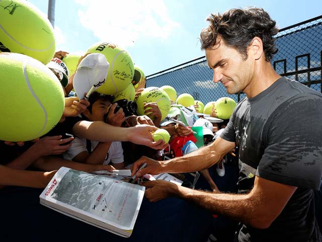 Tin thể thao HOT 8/10: Federer giải thích vì sao không từ chối ký tặng fan