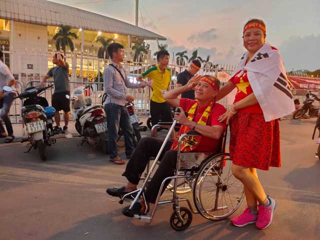 Hình ảnh ”độc”, ấn tượng fan Việt ”tiếp lửa” thầy trò Park Hang Seo đấu Malaysia