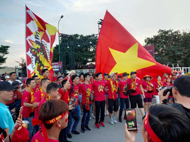 Trực tiếp không khí nóng bỏng ĐT Việt Nam đấu Malaysia: CĐV nhảy múa trước Mỹ Đình