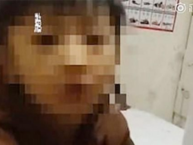 Phẫn nộ vì cô giáo mầm non phạt trẻ ăn 3 bữa trong nhà vệ sinh