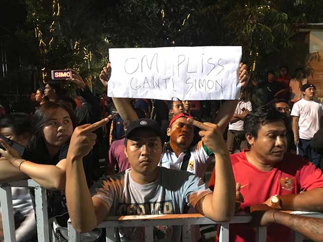 CĐV Indonesia điên tiết vì thua Việt Nam: Muốn ”ra tay” với HLV McMenemy