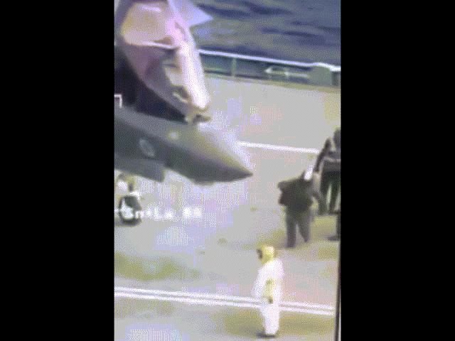 Anh: Tiêm kích F-35 hạ cánh lịch sử, phi công ngã đập mặt xuống đất