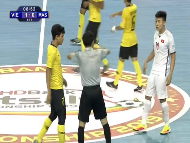 Video highlight trận Việt Nam - Malaysia: Rượt đuổi kịch tính, thở phào phút cuối (Futsal ĐNÁ)