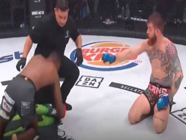 Choáng váng MMA: Võ sĩ bất ngờ ôm chân trọng tài và nhận cái kết đắng