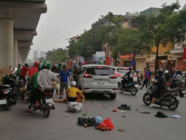 Ô tô “đại náo” đường phố Hà Nội, 3 người phụ nữ nhập viện