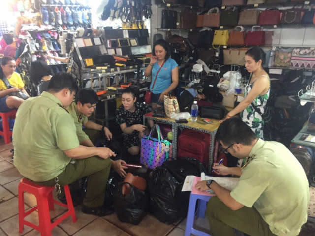 Kiểm tra chợ ”nhà giàu” Sài Gòn, phát hiện hàng ngàn sản phẩm giả, nhái