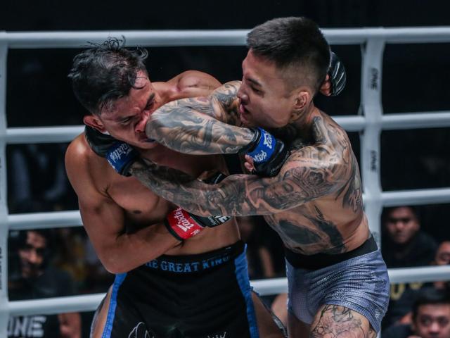 Choáng nặng: Võ sỹ Trung Quốc tung seri đấm ”Đại Vương” MMA châu Á ngất lịm