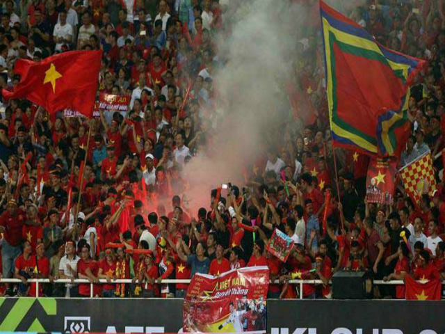 Việt Nam đấu UAE, Thái Lan săn vé World Cup: Chặn hiểm họa pháo sáng thế nào?
