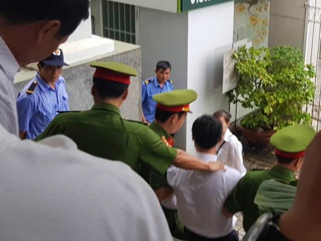 Xét xử vợ chồng LS Trần Vũ Hải: Luật sư bào chữa bị đưa ra khỏi tòa