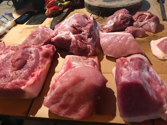 Giá thịt lợn liên tục lập đỉnh mới, người bán “méo mặt” vì ế ẩm