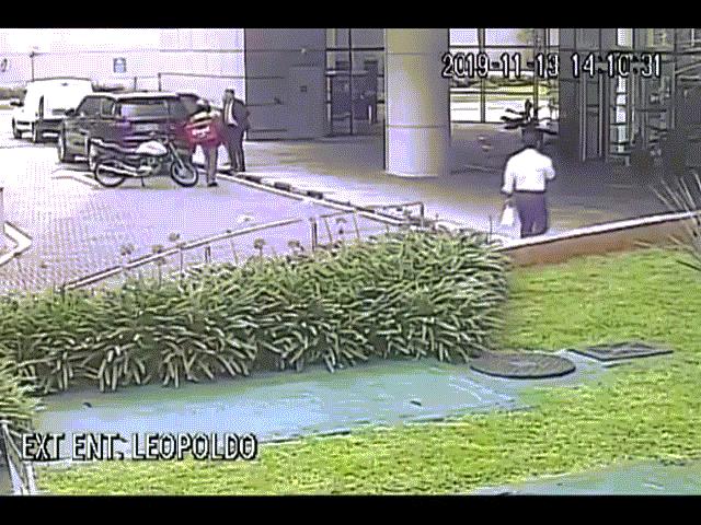 Video: Thấy sát thủ đến gần, vệ sĩ dùng thân che cho chủ, rút súng bắn như phim