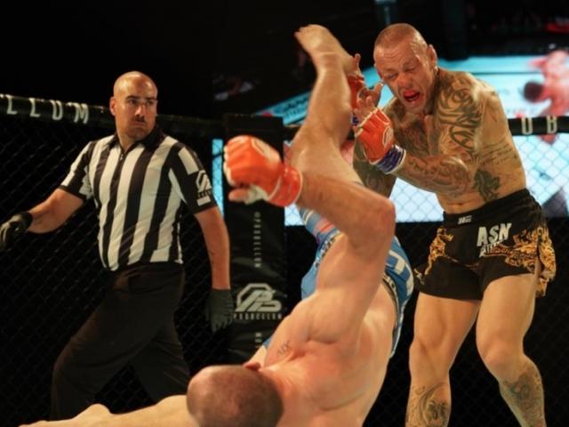 Knock-out chấn động MMA: Bay 360 độ vung cước triệt hạ như phim chưởng