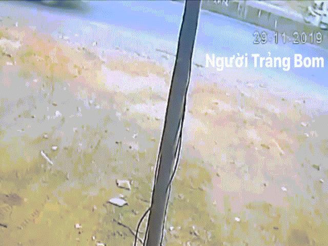 Thêm clip ”sốc”, xe đưa rước lại “đánh rơi” 2 học sinh xuống đường