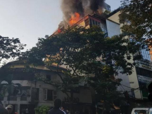 Cháy lớn tại quán karaoke phố Thi Sách, Hà Nội