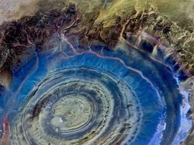 ”Con mắt” khổng lồ bí ẩn trên sa mạc lớn nhất thế giới