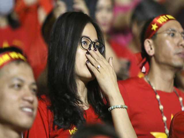 Fan nữ xinh xắn khóc nức nở mừng chiến tích của U22 Việt Nam