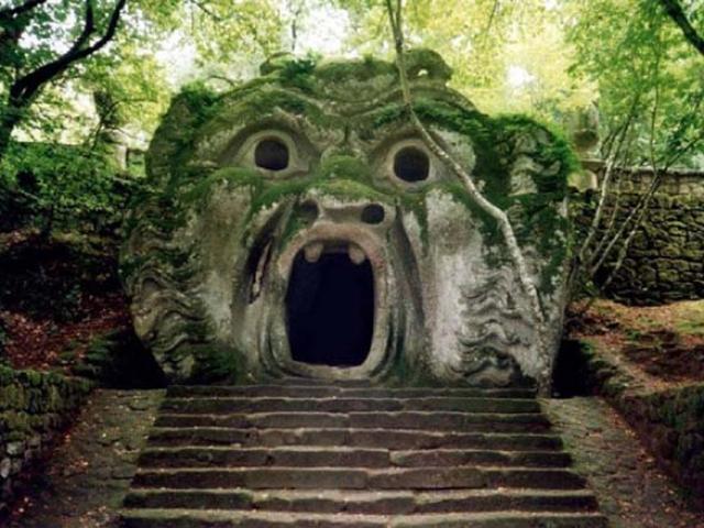 Công viên 500 năm tuổi đi ngược với thời đại, tạo ra những con quái vật khiến ai cũng sợ hãi