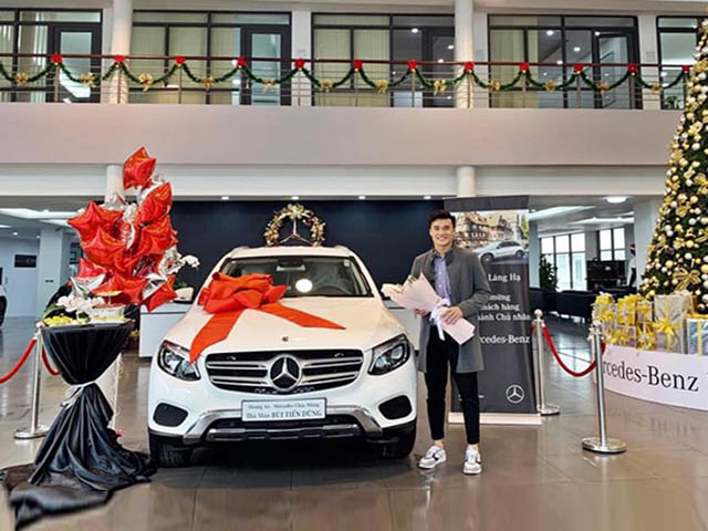 Thủ môn Bùi Tiến Dũng nhận bàn giao Mercedes-Benz GLC 250 giá gần 2 tỷ đồng