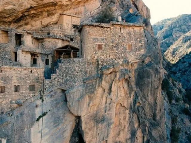 Ngôi làng 500 năm tuổi sát rìa núi hiểm trở, người nước ngoài bị hạn chế đến