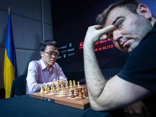Đỉnh cao cờ vua thế giới: Quang Liêm ”thí” 2 xe, cao thủ xin thua khẩn cấp
