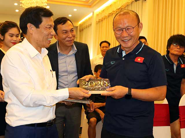 Thầy trò HLV Park Hang Seo nhận lì xì trước ngày đi tranh tài U23 châu Á